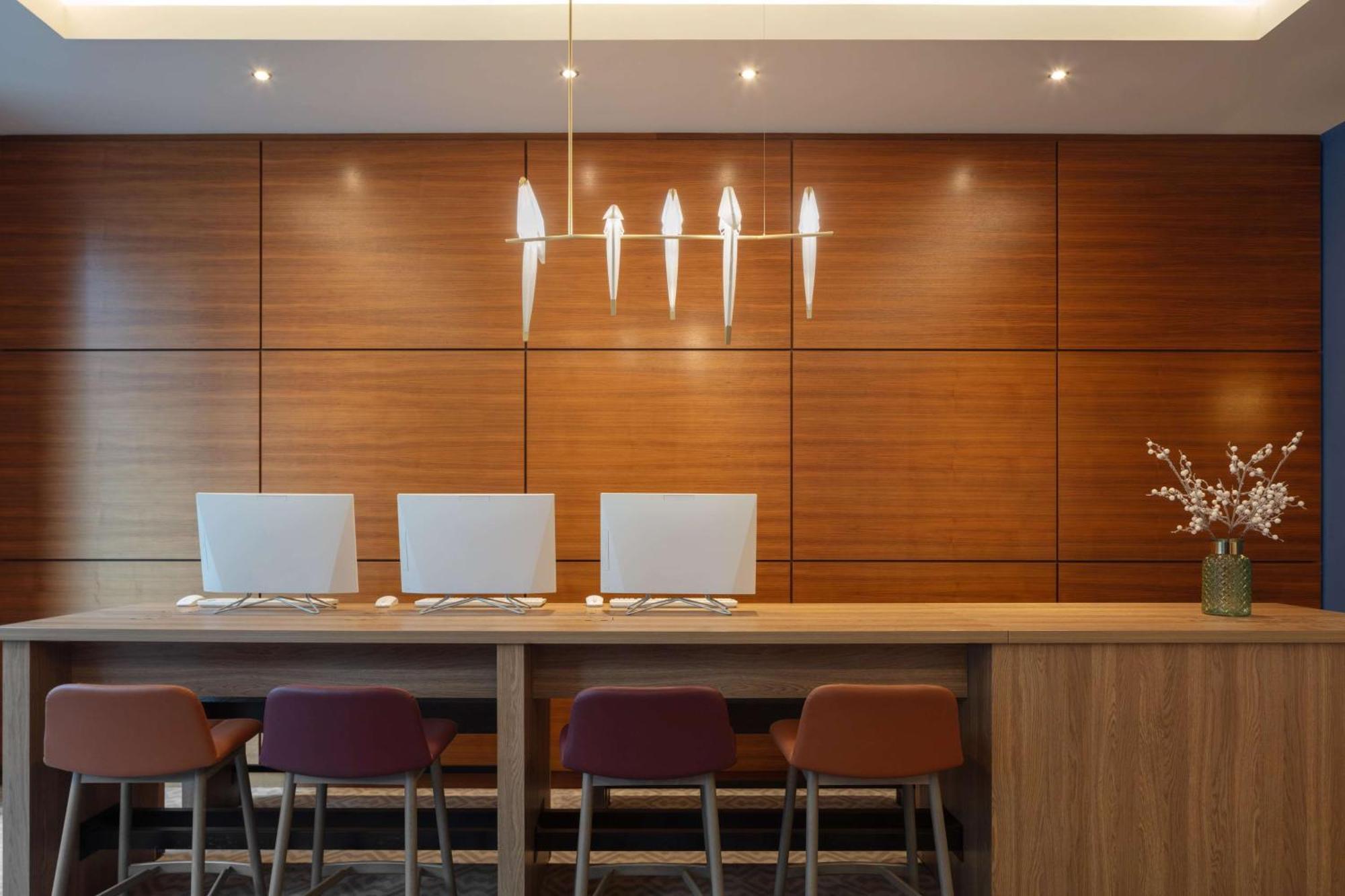 Hotel Hampton By Hilton West 3*